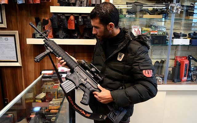 Un client inspecte un fusil vendu dans une armurerie à Mossoul, dans le nord de l'Irak, le 28 janvier 2019. (Crédit photo : Zaid AL-OBEIDI / AFP) Un client inspecte un fusil vendu dans une armurerie à Mossoul, dans le nord de l'Irak, le 28 janvier 2019. (Crédit photo : Zaid AL-OBEIDI / AFP)