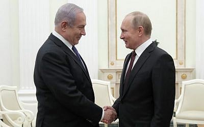 Le président russe Vladimir Poutine (à droite) serre la main du Premier ministre Benjamin Netanyahu lors d'une réunion au Kremlin à Moscou, le 27 février 2019. (MAXIM SHEMETOV / POOL / AFP)