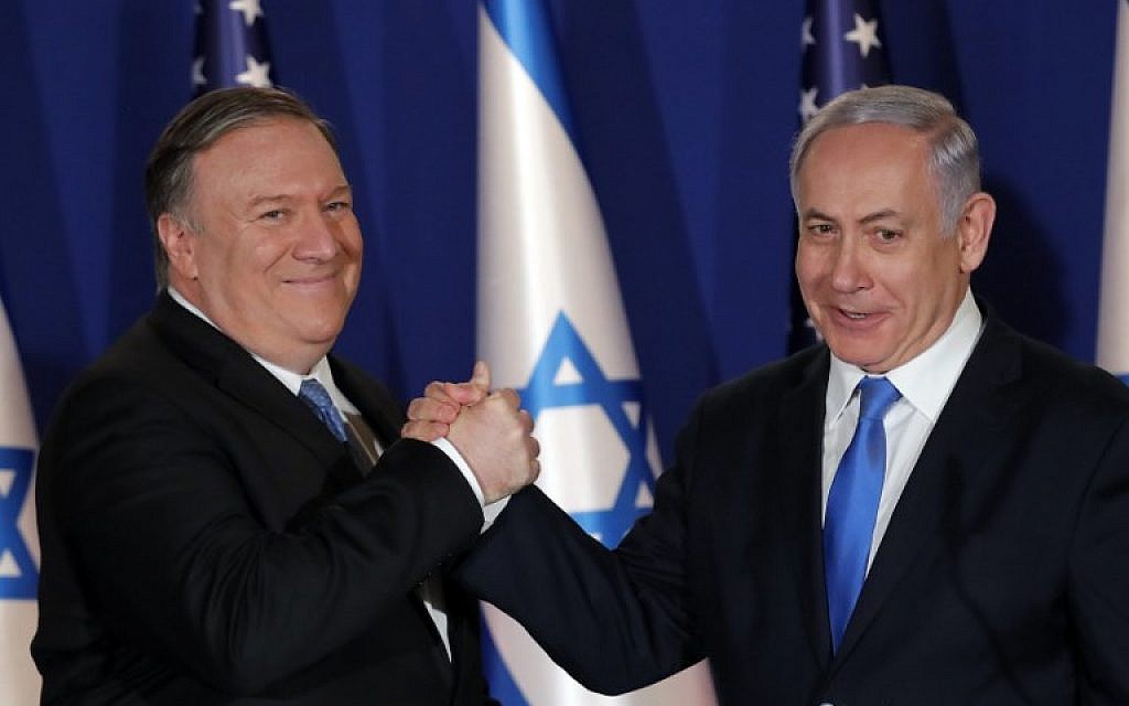 Le Premier ministre Benjamin Netanyahu (à droite) accueille le Secrétaire d'État américain Mike Pompeo dans sa résidence à Jérusalem, le 21 mars 2019. (Jim Young/Pool/AFP) Le Premier ministre Benjamin Netanyahu (à droite) accueille le Secrétaire d'État américain Mike Pompeo dans sa résidence à Jérusalem, le 21 mars 2019. (Jim Young/Pool/AFP)