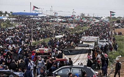 Des Palestiniens réunis à la frontière israélo-gazaouie, à Malaka, près de Gaza City, le 30 mars 2019. (Crédit : MAHMUD HAMS / AFP)
