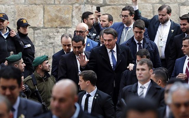 Le Président brésilien Jair Bolsonaro (au centre) quitte l'Eglise du Saint Sépulcre dans la Vieille Ville de Jérusalem, le 1er avril 2019. (THOMAS COEX / AFP) Le Président brésilien Jair Bolsonaro (au centre) quitte l'Eglise du Saint Sépulcre dans la Vieille Ville de Jérusalem, le 1er avril 2019. (THOMAS COEX / AFP)