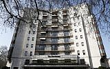 Vue générale de la façade de l'hôtel A  The Dorchester, propriété du gouvernement de Brunei, le 1er avril 2019 (Crédit : Adrian DENNIS / AFP)