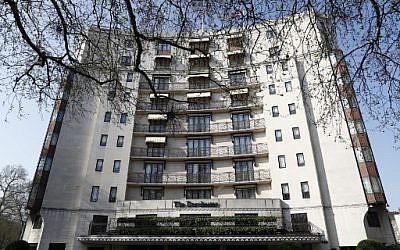 Vue générale de la façade de l'hôtel A  The Dorchester, propriété du gouvernement de Brunei, le 1er avril 2019 (Crédit : Adrian DENNIS / AFP)