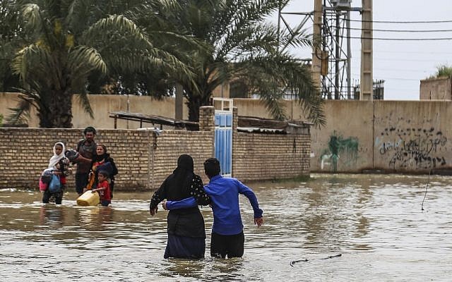 Une famille iranienne dans le village inondé d'Ahvaz, le31 mars 2019 (Crédit : Mehdi Pedramkhoo / TASNIM NEWS / AFP) Une famille iranienne dans le village inondé d'Ahvaz, le31 mars 2019 (Crédit : Mehdi Pedramkhoo / TASNIM NEWS / AFP)