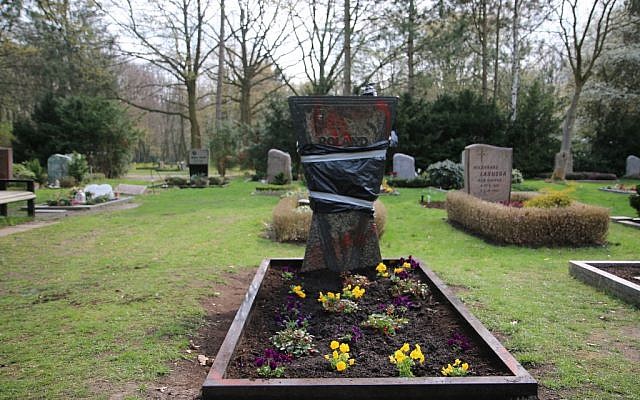Une pierre tombale recouverte au cimetière  Neukoelln à Berlin, après un acte de vandalisme, le 3 avril 2019. (Crédio : dpa / AFP)