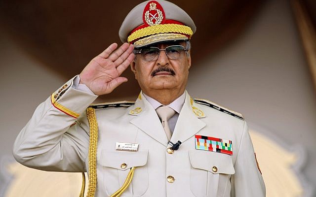 L'homme fort de Libye Khalifa Haftar salue pendant une parade militaire à Benghazi, à l'est de la Libye, le 7 mai 2018. (Crédit : Abdullah DOMA / AFP) L'homme fort de Libye Khalifa Haftar salue pendant une parade militaire à Benghazi, à l'est de la Libye, le 7 mai 2018. (Crédit : Abdullah DOMA / AFP)