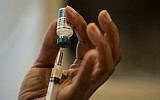 Cette photo prise le 5 avril 2019 montre une infirmière qui prépare un vaccin contre la rougeole, les oreillons et la rubéole à département de santé du comté de Rockland, Ney York (Johannes Eisele/AFP)