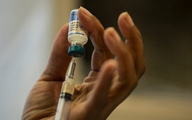 Une infirmière prépare le vaccin contre la rougeole, les oreillons et la rubéole au département de la Santé du comté de Rockland, à Haverstraw, dans le comté de Rockland County, à New York. Illustration. (Crédit : Johannes Eisele/AFP) Une infirmière prépare le vaccin contre la rougeole, les oreillons et la rubéole au département de la Santé du comté de Rockland, à Haverstraw, dans le comté de Rockland County, à New York. Illustration. (Crédit : Johannes Eisele/AFP)