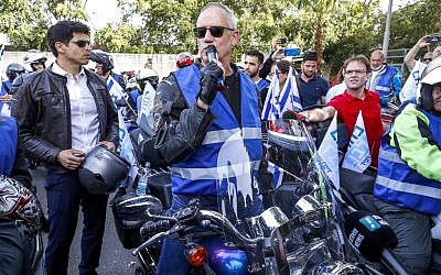 Le général retraité de Tsahal, Benny Gantz, l'un des dirigeants du parti Kakhol lavan, fait une apparition électorale à Tel-Aviv le 7 avril 2019. (Crédit : JACK GUEZ / AFP)