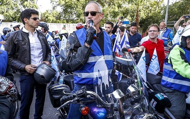 Le général retraité de Tsahal, Benny Gantz, l'un des dirigeants du parti Kakhol lavan, fait une apparition électorale à Tel-Aviv le 7 avril 2019. (Crédit : JACK GUEZ / AFP) Le général retraité de Tsahal, Benny Gantz, l'un des dirigeants du parti Kakhol lavan, fait une apparition électorale à Tel-Aviv le 7 avril 2019. (Crédit : JACK GUEZ / AFP)
