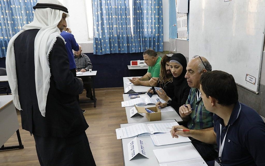 Un Arabe israélien se prépare à voter aux élections parlementaires israéliennes dans un bureau de vote installé dans une école à Taibé, dans le nord du pays, le 9 avril 2019. (Crédit : Ahmad Gharabli/AFP) Un Arabe israélien se prépare à voter aux élections parlementaires israéliennes dans un bureau de vote installé dans une école à Taibé, dans le nord du pays, le 9 avril 2019. (Crédit : Ahmad Gharabli/AFP)