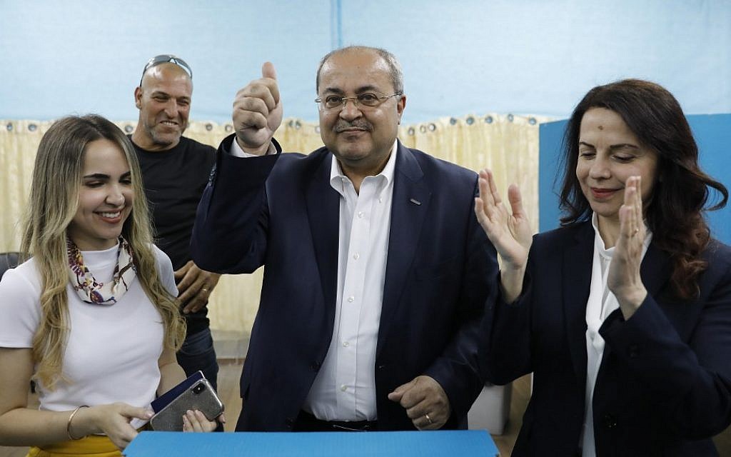 Le député Ahmed Tibi se tient entre sa fille (à gauche) et son épouse alors qu'il vote lors des élections à la Knesset du 9 avril 2019 à Tayibe, dans le nord du pays. (Crédit : Ahmad Gharabli / AFP)

Les partisans du parti ultra-orthodoxe Shas célèbrent à son siège, à Jérusalem, après la publication des sondages à la sortie des bureaux de vote le 9 avril 2019. (Flash90)

Le politicien arabe israélien Ayman Odeh (C) du parti Hadash lance le geste de victoire alors qu'il réagit au siège du parti à Nazareth, dans le nord d'Israël, lors de l'élection de ce soir du 9 avril 2019. (Ahmad GHARABLI / AFP)