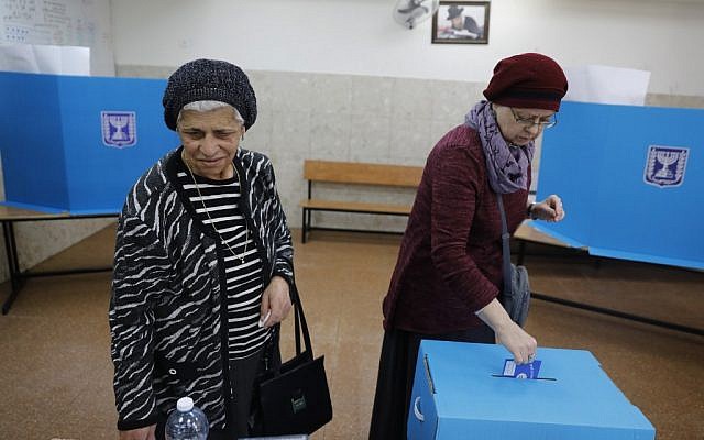 Une Israélienne vote à Jérusalem, le 9 avril 2019. (Crédit : MENAHEM KAHANA / AFP) Une Israélienne vote à Jérusalem, le 9 avril 2019. (Crédit : MENAHEM KAHANA / AFP)