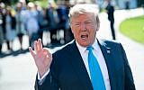 Le président américain Donald Trump s'adresse à la presse et félicite le Premier ministre Benjamin Netanyahu pour sa victoire électorale, avant de quitter Marine One sur la pelouse sud de la Maison Blanche à Washington, DC, le 10 avril 2019. (SAUL LOEB / AFP)