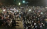 Des manifestants soudanais durant une manifestation devant les quartiers généraux de l'armée, à Khartoum, le 10 avril 2019. (Crédit : AFP)