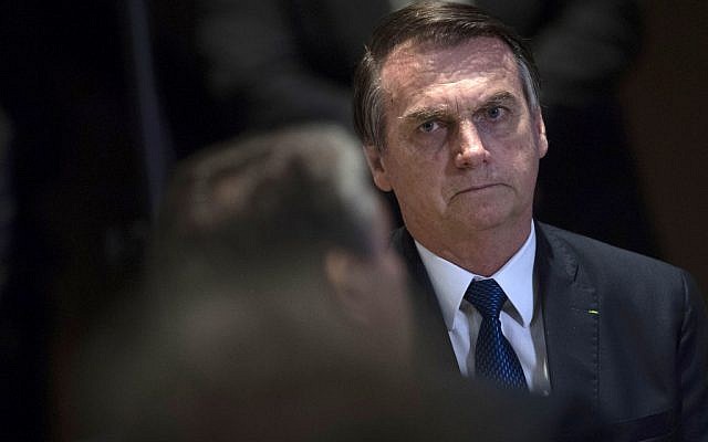 Le président brésilien Jair Bolsonaro lors d'une rencontre avec des responsables évangéliques au Hilton Barra Hotel, dans le quartier Barra da Tijuca de Rio de Janeiro, au Brésil, le 11 avril 2019 (Crédit : Mauro Pimentel / AFP) Le président brésilien Jair Bolsonaro lors d'une rencontre avec des responsables évangéliques au Hilton Barra Hotel, dans le quartier Barra da Tijuca de Rio de Janeiro, au Brésil, le 11 avril 2019 (Crédit : Mauro Pimentel / AFP)