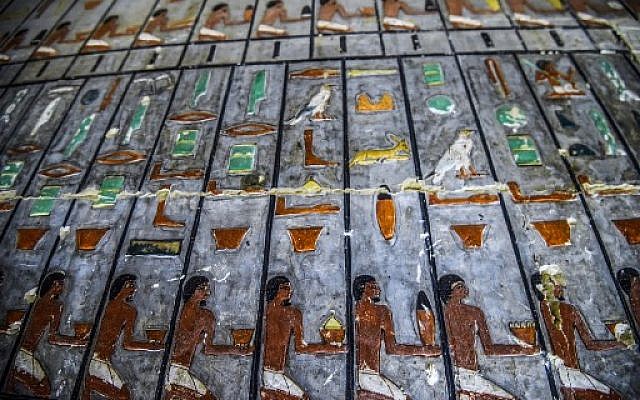 Photo prise le 13 avril 2019, montrant l'intérieur d'une tombe récemment découverte, abritant un ancien noble de la Ve dynastie, à Saqqara. (Crédit : Mohamed el-Shahed / AFP) Photo prise le 13 avril 2019, montrant l'intérieur d'une tombe récemment découverte, abritant un ancien noble de la Ve dynastie, à Saqqara. (Crédit : Mohamed el-Shahed / AFP)