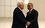 Le président de l'Autorité palestinienne Mahmoud Abbas, à gauche, serre la main du nouveau Premier ministre Mohammad Shtayyeh dans la ville de Ramallah, en Cisjordanie, le 13 avril 2019. (Crédit : Abbas Momani/AFP)