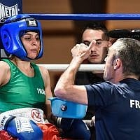 La boxeuse iranienne Sadaf Khadem (à gauche) et son entraîneur Mahyar Monshipour (à droite), ancien champion du monde d'origine iranienne, lors de son match de boxe amateur contre la Française Anne Chauvin (à droite), le 13 avril 2019 à Royan, dans l'ouest de la France. (Crédit photo : MEHDI FEDOUACH / AFP)