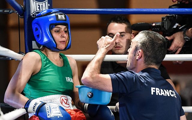 La boxeuse iranienne Sadaf Khadem (à gauche) et son entraîneur Mahyar Monshipour (à droite), ancien champion du monde d'origine iranienne, lors de son match de boxe amateur contre la Française Anne Chauvin (à droite), le 13 avril 2019 à Royan, dans l'ouest de la France. (Crédit photo : MEHDI FEDOUACH / AFP) La boxeuse iranienne Sadaf Khadem (à gauche) et son entraîneur Mahyar Monshipour (à droite), ancien champion du monde d'origine iranienne, lors de son match de boxe amateur contre la Française Anne Chauvin (à droite), le 13 avril 2019 à Royan, dans l'ouest de la France. (Crédit photo : MEHDI FEDOUACH / AFP)