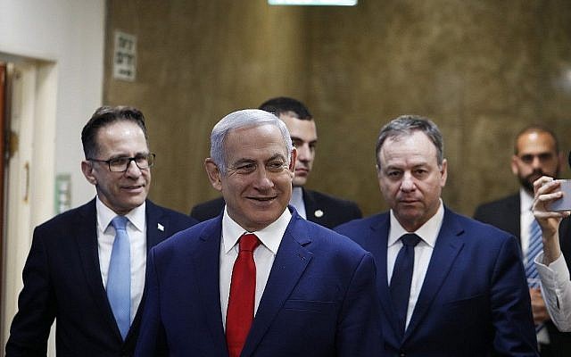 Le Premier ministre Benjamin Netanyahu, au centre, arrive pour la rencontre hebdomadaire de cabinet à son bureau de Jérusalem, le 14 avril 2019 (Crédit : Ronen Zvulun/AFP) Le Premier ministre Benjamin Netanyahu, au centre, arrive pour la rencontre hebdomadaire de cabinet à son bureau de Jérusalem, le 14 avril 2019 (Crédit : Ronen Zvulun/AFP)