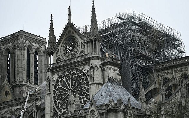 La cathédrale Notre-Dame de Paris au lendemain d'un incendie, le 16 avril 2019. (Crédit : STEPHANE DE SAKUTIN / AFP)