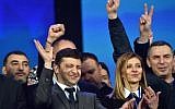 Le comédien ukrainien et candidat à la présidentielle Volodymyr Zelensky, au centre, et son épouse Olga avec des membres de son équipe de campagne pendant uin débat électoral au stade olympique de Kiev, le 19 avril 2019 (Crédit : Sergei SUPINSKY / AFP)