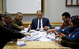 Les autorités égyptiennes comptent les voix dans un bureau de vote situé dans une école du village de Shebin El Kom, dans la province de Menoufia, dans le delta du Nil, dans le nord du pays, le 22 avril 2019, au troisième jour d'un référendum sur des amendements à la Constitution. (Crédit photo : MOHAMED EL-SHAHED / AFP)