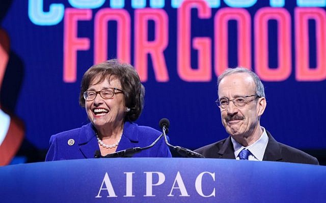 Les élus démocrates Nita Lowey et Eliot Engel de l'Etat de New York interviennent lors de la conférence annuelle de l'AIPAC, le 25 mars 2019. (Crédit : AIPAC via JTA) Les élus démocrates Nita Lowey et Eliot Engel de l'Etat de New York interviennent lors de la conférence annuelle de l'AIPAC, le 25 mars 2019. (Crédit : AIPAC via JTA)