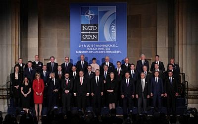 Le secrétaire d'état américain Mike Pompeo, le secrétaire général de l'OTAN Jens Stoltenberg et les chefs de la diplomatie des pays membres, à Washington DC le 3 avril 2019. (Crédit : Alex Wong/Getty Images/AFP