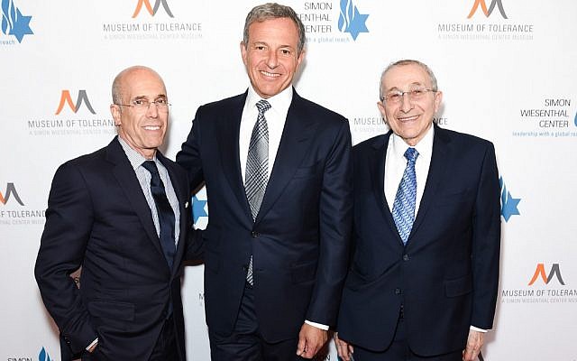 Jeffrey Katzenberg, Bob Iger et le rabbin Marvin Hier  lors d'un dîner organisé à Los Angeles par le Centre Simon-Wiesenthal, au Beverly Hilton Hotel, le 10 avril 2019 à Beverly Hills, en Californie. (Crédit : Presley Ann/Getty Images/AFP)