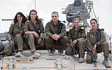 Le général Guy Hasson, au centre, chef de la brigade du corps blindé de l’armée israélienne, pose sur un char d'assaut avec les premières femmes commandantes de char de l'armée, qui ont terminé leur formation le 28 juin 2018. (Forces de défense israéliennes)