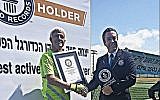 Isaak Hayik (à gauche) reçoit le record du plus vieux joueur de football professionnel actif des mains d’un responsable du Guinness des records. (Facebook)