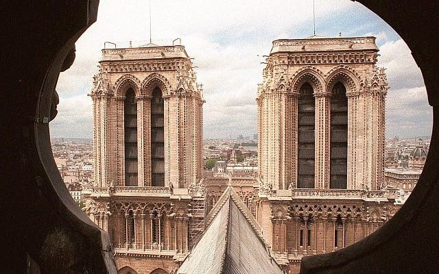 Les deux tours de la cathédrale Notre-Dame de Paris photographiées depuis la flèche, le 13 juin 1998. (AP Photo / Rémy de la Mauvinière) Les deux tours de la cathédrale Notre-Dame de Paris photographiées depuis la flèche, le 13 juin 1998. (AP Photo / Rémy de la Mauvinière)