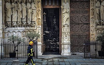 Un pompier face à Notre-Dame de Paris, le 16 avril 2019, suite à l’incendie qui a dévasté la cathédrale. (Ludovic Marin / POOL / AFP)