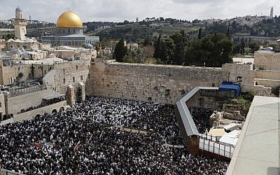 Des fidèles juifs prennent part à la bénédiction des Cohanim lors de la fête de Pessah au mur Occidental dans la Vieille ville de Jérusalem, le 22 avril 2019. (Thomas COEX / AFP)