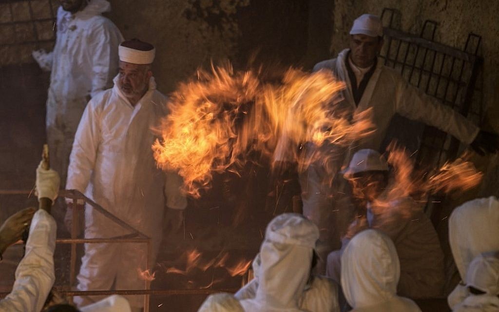 Les Samaritains prennent part au traditionnel sacrifice de la Pâque au mont Garizim, près de la ville de Naplouse, dans le nord de la Cisjordanie, le 18 avril 2019. (Jaafar Ashtiyeh / AFP)