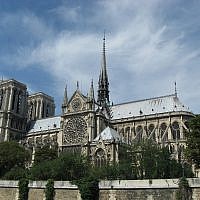 Vue de la cathédrale Notre-Dame de Paris depuis la Seine, en juillet 2008. (Wikipedia / Madhurantakam / CC BY-SA)