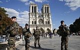 Cette photo d'archive prise le 20 août 2017 montre des soldats français devant la cathédrale Notre-Dame de Paris. (AFP / Geoffroy Van Der Hasselt)