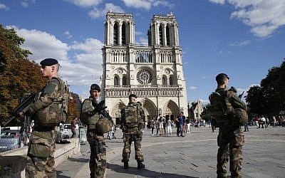 Cette photo d'archive prise le 20 août 2017 montre des soldats français devant la cathédrale Notre-Dame de Paris. (AFP / Geoffroy Van Der Hasselt)