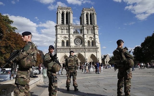 Cette photo d'archive prise le 20 août 2017 montre des soldats français devant la cathédrale Notre-Dame de Paris. (AFP / Geoffroy Van Der Hasselt)