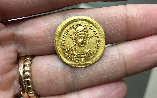 Une pièce rare de l'époque byzantine, vieille de 1600 ans, à l'effigie de l'empereur byzantin Théodose II découvert au mois de février 2019 par des élèves le long de la rivière Zippori en Galilée (Crédit : Nir Distelfeld/Autorité israélienne des antiquités) Une pièce rare de l'époque byzantine, vieille de 1600 ans, à l'effigie de l'empereur byzantin Théodose II découvert au mois de février 2019 par des élèves le long de la rivière Zippori en Galilée (Crédit : Nir Distelfeld/Autorité israélienne des antiquités)