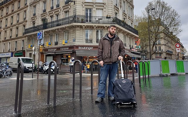 Cnaan Liphshiz, résident des Pays-Bas, à Paris, est l'un des nombreux citoyens israéliens expatriés à devoir retourner au sein de l'Etat juif pour voter (Autorisation :   Liphshiz)