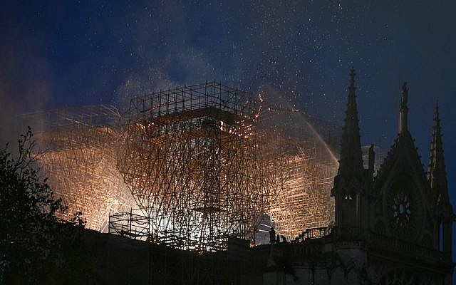 Ayant mobilisé 400 pompiers, l’incendie de la cathédrale Notre-Dame de Paris, qui s'est propagé extrêmement rapidement, a pris dans les combles de la cathédrale, ont indiqué les pompiers, évoquant "un feu difficile". 15 avril 2019. (Crédit photo : STEPHANE DE SAKUTIN / AFP)