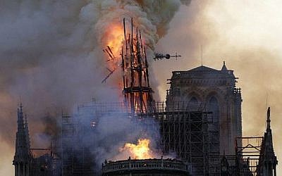 La flèche de la cathédrale Notre-Dame de Paris s'effondre lors de l’incendie, le 15 avril 2019. (Geoffroy Van Der Hasselt / AFP)