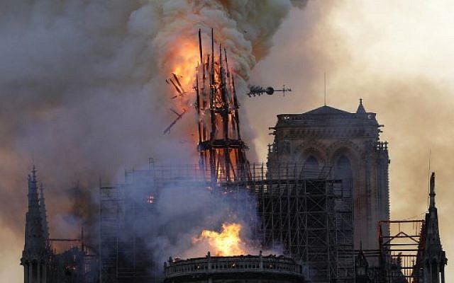 La flèche de la cathédrale Notre-Dame de Paris s'effondre lors de l’incendie, le 15 avril 2019. (Geoffroy Van Der Hasselt / AFP)