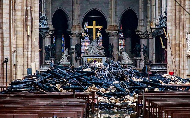 Des débris dans la nef de la cathédrale Notre-Dame de Paris, le 16 avril 2019, un jour après l'incendie qui a touché cet édifice emblématique. (Christophe Petit Tesson / POOL / AFP)