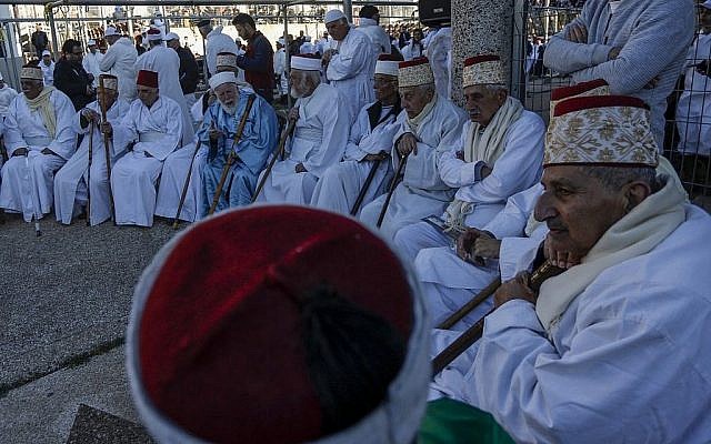 Les Samaritains prennent part au traditionnel sacrifice de la Pâque au mont Garizim, près de la ville de Naplouse, dans le nord de la Cisjordanie, le 18 avril 2019. (Jaafar Ashtiyeh / AFP)