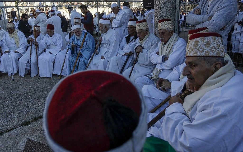 Les Samaritains prennent part au traditionnel sacrifice de la Pâque au mont Garizim, près de la ville de Naplouse, dans le nord de la Cisjordanie, le 18 avril 2019. (Jaafar Ashtiyeh / AFP)