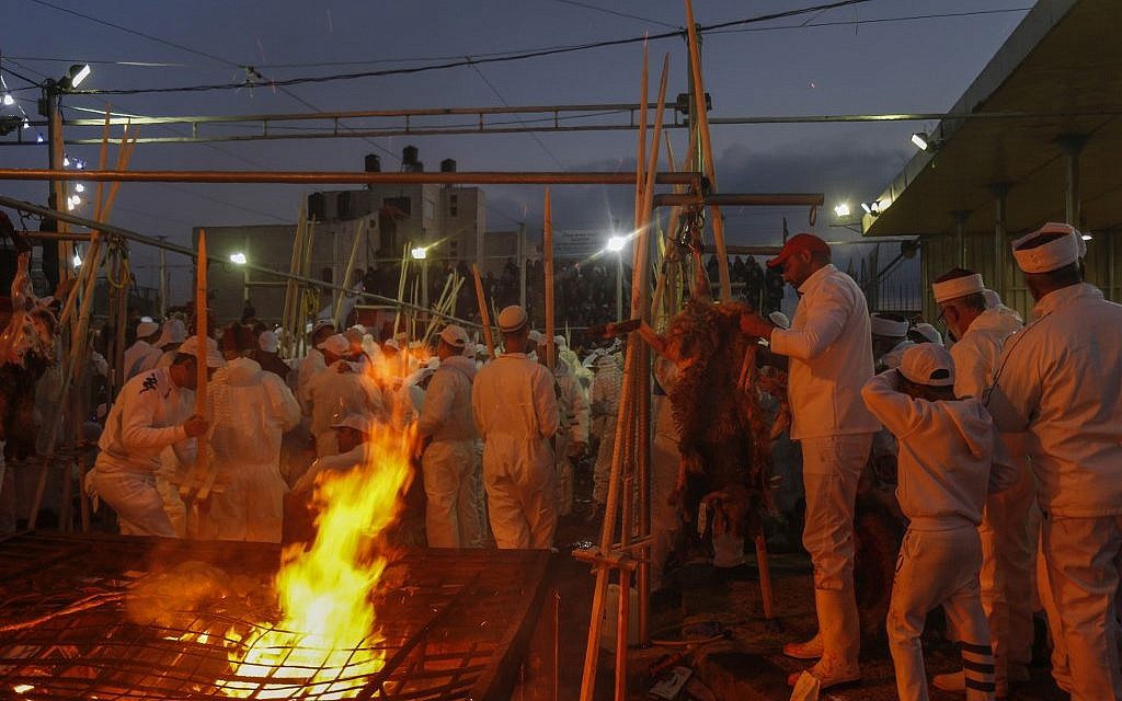 Les Samaritains prennent part au traditionnel sacrifice de la Pâque au mont Garizim, près de la ville de Naplouse, dans le nord de la Cisjordanie, le 18 avril 2019. (Jaafar Ashtiyeh / AFP)